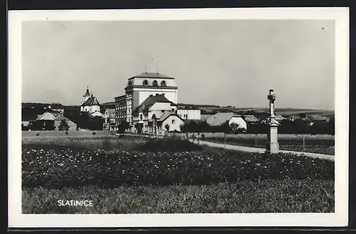 AK Slatinice, Feldpartie mit Blick zum Ort