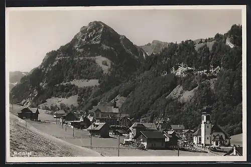 AK Melchtal, Ortsansicht mit Kirche vor den Bergen