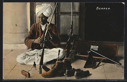 AK Bearer, Inder mit Turban beim Gewehr reinigen