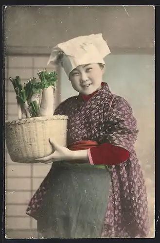 AK Lächelnde japanische Köchin mit Gemüsekorb