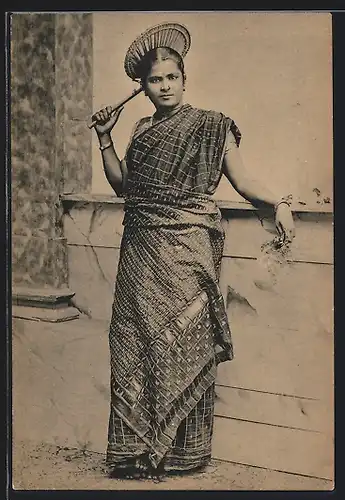 AK Sri Lanka, Frau in Tracht