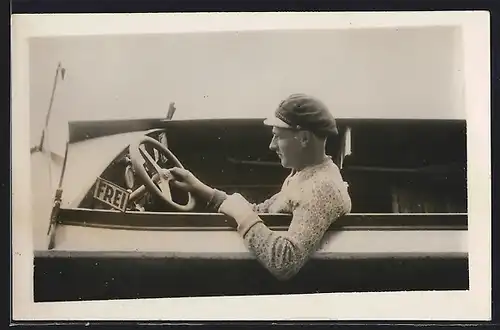 AK Mann am Steuer eines Motorbootes