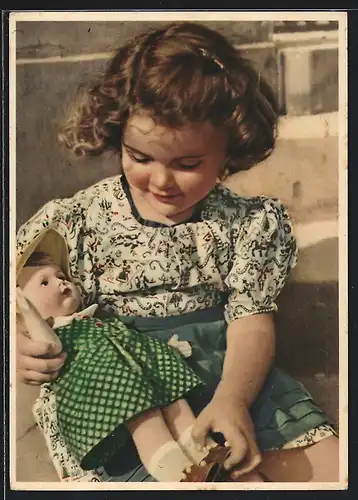 AK Goldiges Kind mit Puppe im grünen Kleid