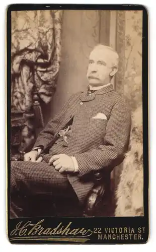 Fotografie H. Bradshaw, Manchester, 22 Victoria St., Distinguierter Herr mit Schnurrbart in kariertem Jackett