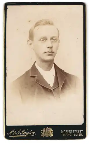 Fotografie A. & G. Taylor, Manchester, Market Street, Junger Mann mit zurückgekämmtem Haar