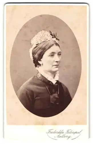 Fotografie Frederikke Federspiel, Aalborg, Dame mit weissem Kopfschmuck