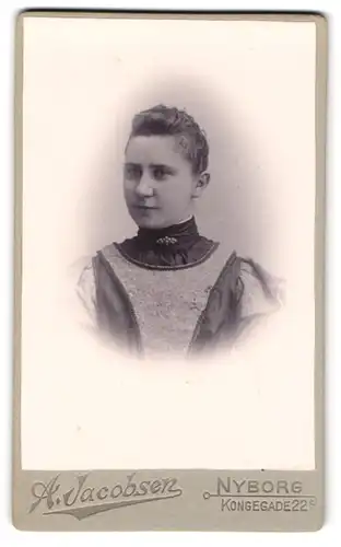 Fotografie A. Jacobsen, Nyborg, Kongegade 22, Junge Frau mit zurückgestecktem Haar