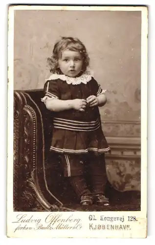 Fotografie Ludvig Offenberg, Kopenhagen, Properes Kleinkind mit Locken im Kleid