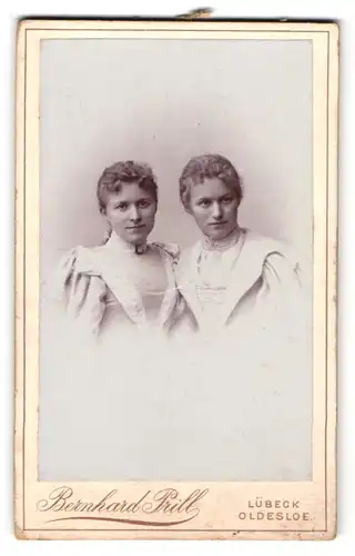 Fotografie Bernhard Prill, Lübeck, Breitestrasse 97, Zwei junge Frauen in weissen Kleidern