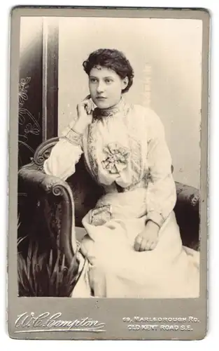 Fotografie W. C. Compton, London, Marlborough Rd., Junge Frau in weissem Kleid in nachdenklicher Pose