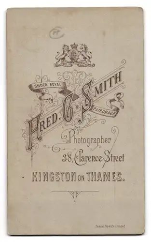 Fotografie Fred G. Smith, Kingston on Thames, 38 Clarence Street, Feine Dame mit Blumenkorb