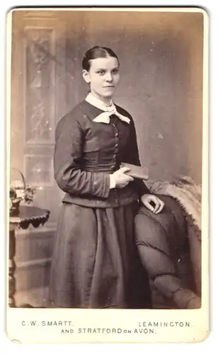 Fotografie C. W. Smartt, Leamington, Hübsche junge Frau lehnt an einem Sessel
