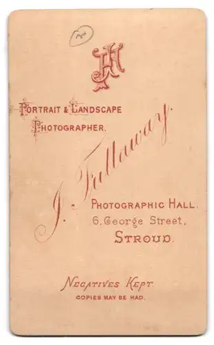 Fotografie J. Fullaway, Stroud, 6 George Street, Dame mit schüchternem Lächeln lehnt an einem Sessel