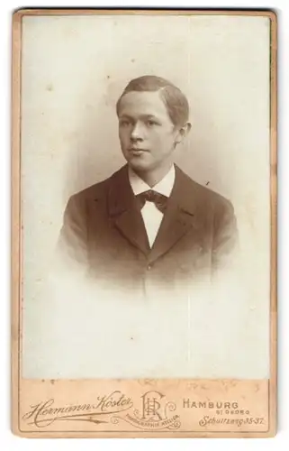 Fotografie Hermann Köster, Hamburg, Schultzweg 35-37, Junger Mann im Anzug