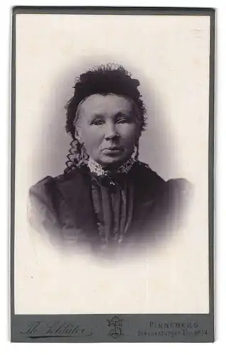 Fotografie Th. Schlüter, Pinneberg, Schauenburger Strasse 14, Ältere Dame mit schwarzem Kopfschmuck