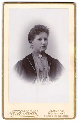 Fotografie F. G. Holle, Ilmenau, Südstrasse 3, Junge Frau mit feingestreiftem Kleid