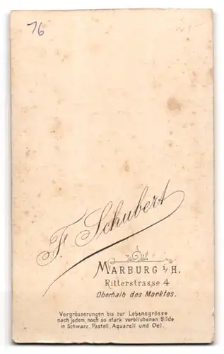 Fotografie F. Schubert, Marburg, Ritterstrasse 4, Feine Dame Dame mit Buch lehnt an Tisch