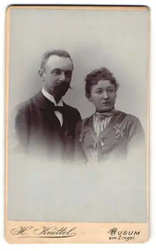 Fotografie H. Knittel, Husum, Am Zingel, Ehepaar in feiner Kleidung