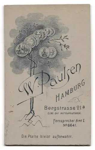 Fotografie W. Paulsen, Hamburg, Bergstrasse 21a, Dame mit Stickkragen und aufgestütztem Arm