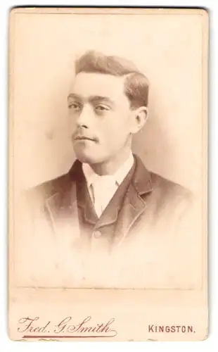Fotografie Fred. G. Smith, Kingston, Junger bürgerlicher Mann im schwarzen Anzug mit weisser Krawatte