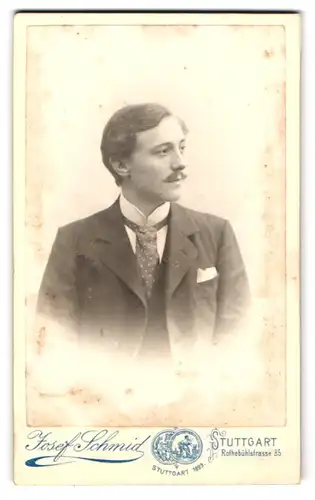 Fotografie Josef Schmid, Stuttgart, Rothebühlstr. 35, Junger Herr im schwarzen Anzug mit Krawatte und Schnurrbart