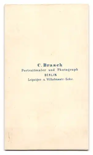 Fotografie C. Brasch, Berlin, Leipzigerstr., Dame im hellen Kleid mit weissem Kopftuch und dunklen Augen