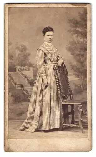 Fotografie C. Engelmann, Dresden, Bautznerstr. 52a, Elegante Dame im hellen Kleid mit dunklen Haaren und ernstem Blick