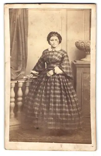 Fotografie unbekannter Fotograf und Ort, Junge Dame im taillierten Kleid mit geflochtenen Haaren und schwarzen Armband