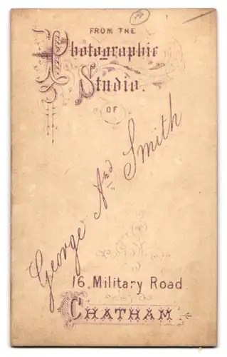 Fotografie George and Smith, London, Military Road 16, Dame im schwarzen Kleid mit Hut lehnt erbost an einem Stuhl