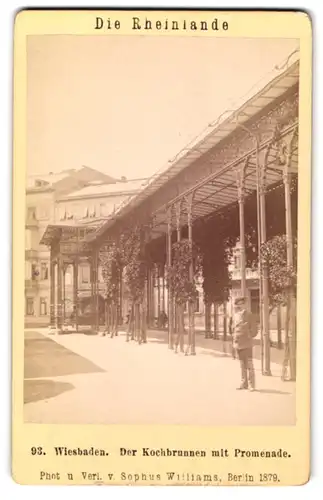 Fotografie Sophus Williams, Berlin, Ansicht Wiesbaden, Der Kochbrunnen mit Promenade, Badhaus im Hintergrund