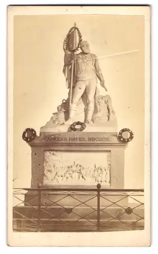 Fotografie unbekannter Fotograf, Ansicht Innsbruck, das Andreas Hofer Grab mit Statue