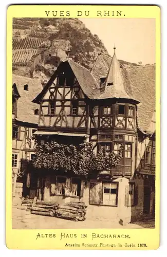 Fotografie Anselm Schmitz, Cöln, Ansicht Bacharach, das alte Haus, Fachwerkhaus, Weinberge im Hintergrund