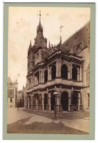 Fotografie unbekannter Fotograf, Ansicht Köln a. Rh., Frontansicht des Rathaus mit alten Laternen