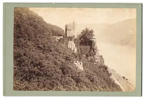 Fotografie unbekannter Fotograf, Ansicht Bingen, Blick nach der Burg Rheinstein am Rhein, Bahngleise