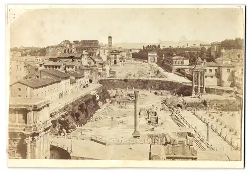 Fotografie unbekannter Fotograf, Ansicht Rom, Blick über die alten Ruinen nach dem Kolosseum