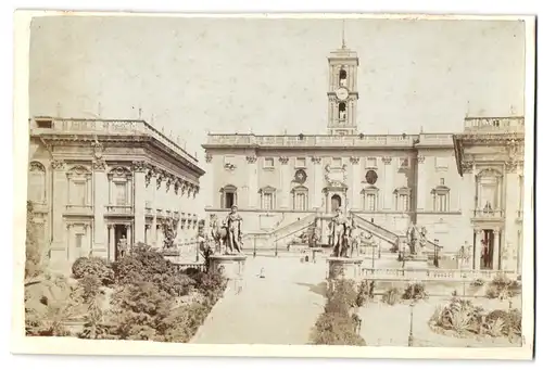 Fotografie unbekannter Fotograf, Ansicht Rom, Blick auf die Front des Kapitol mit Statuen