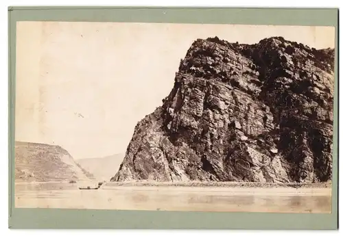 Fotografie unbekannter Fotograf, Ansicht Sankt Goarshausen, Blick auf den Loreley Felsen am Rhein