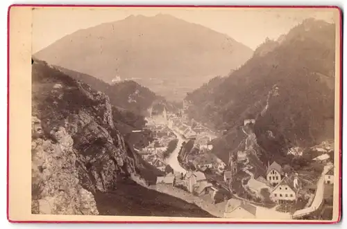 Fotografie unbekannter Fotograf, Ansicht Schottwien, Blick auf den Ort im Tal mit Bergpanorama