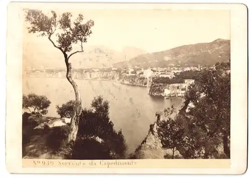 Fotografie unbekannter Fotograf, Ansicht Sorrento, da Capodimonte, Blick nach der Stadt
