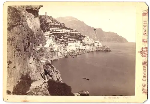 Fotografie Giorgio Sommer, Napoli, Ansicht Amalfi, Blick nach der Stadt mit Bergstrasse