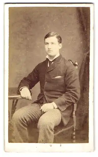 Fotografie Frederick Cole, London, 380, Euston Road, Junger attraktiver Brite in karierter Hose und mit Seitenscheitel