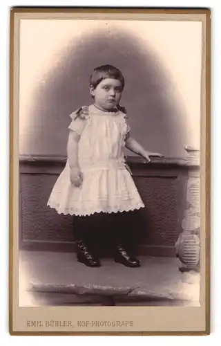 Fotografie Emil Bühler, Mannheim, Kleines niedliches Mädchen mit kurzen Haaren und Stiefeln