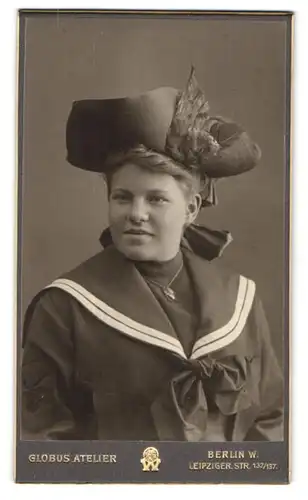 Fotografie Globus Atelier, Berlin, Leipziger Str. 132-137, Gutaussehende junge Frau mit Kette und auffälligen Hut