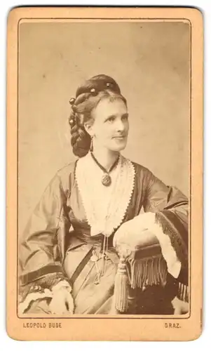 Fotografie Leopold Bude, Graz, Salzamtgasse 3, Elegante hübsche Dame mit Medaillon und markantem Kinn