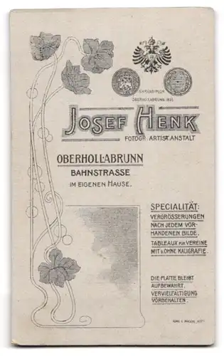Fotografie Josef Henk, Oberhollabrunn, Bahnstrasse, Niedlicher Junge mit grosser Schleife und lässiger Pose
