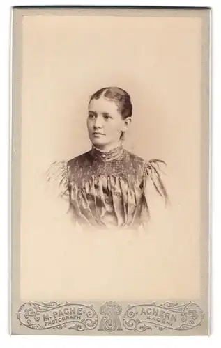 Fotografie M. Pache, Achern, Hübsche elegante Dame mit sanfter Miene