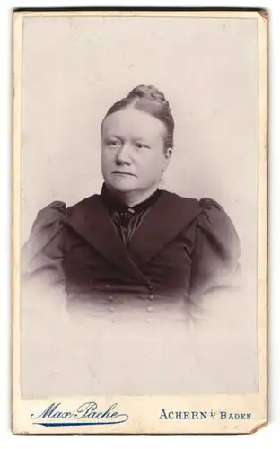 Fotografie Max Pache, Achern, Gutbürgerliche, elegante Frau mit Hochsteckfrisur und schmalen Lippen