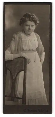 Fotografie C. Neuse, Görlitz, Blumenstr. 8, Junge Frau im hellen Kleid mit langer Kette und Hochsteckfrisur