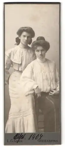 Fotografie L. Gahre, Godesberg, Schönes Schwesternpaar in weissen Kleidern mit hochgebundenen Haaren