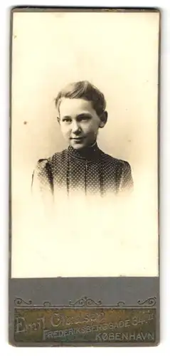 Fotografie Emil Clausen, Kobenhavn, Frederiksberggade 34, Niedliches junges Mädchen im feinen dunklen Kleid am Lächeln